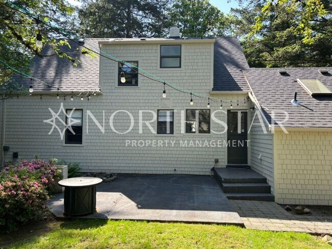 Building Photo - Newly Remodeled Lake Oswego Cottage With Lake Access.