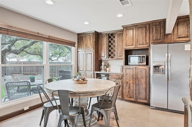 Building Photo - 901 Oakcrest Cir