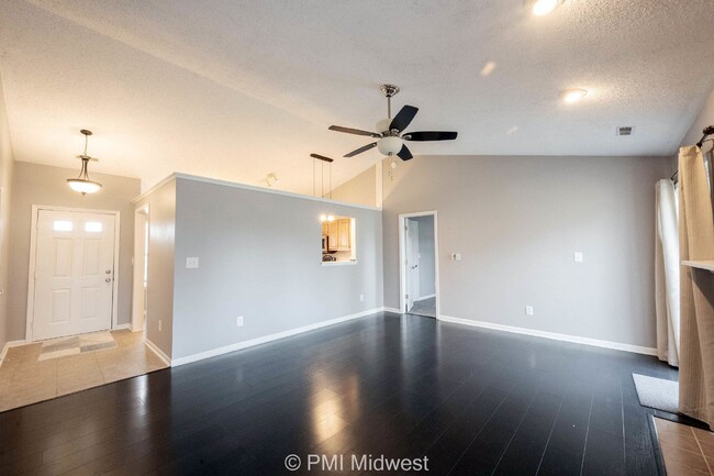 Building Photo - "Charming 3-Bed, 2-Bath Gem with 1323 Sq F...