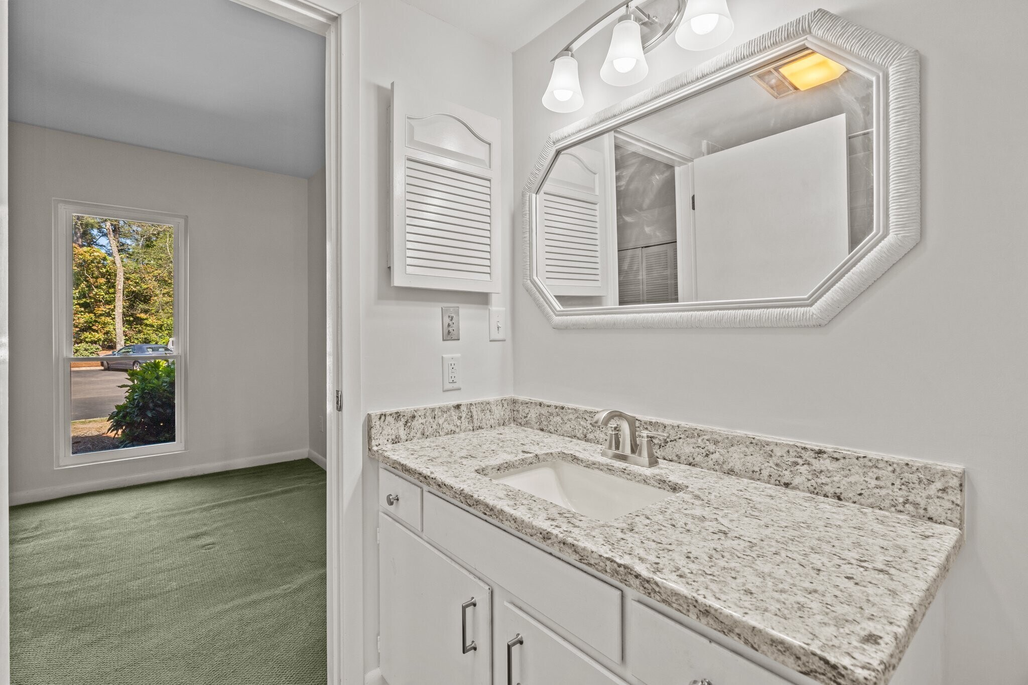 Building Photo - 10 Pine Tree Rd