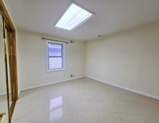 Building Photo - 911 80th St