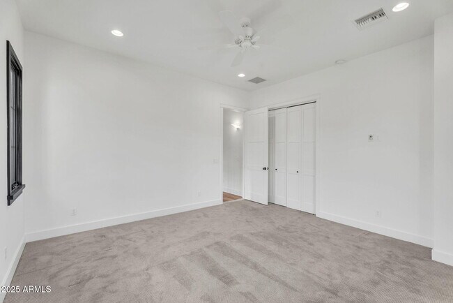 Building Photo - 4901 E Amelia Ave