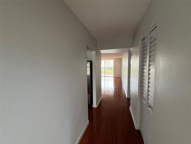 Building Photo - 14747 Cumberland Dr