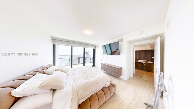 Building Photo - 1451 Brickell Ave