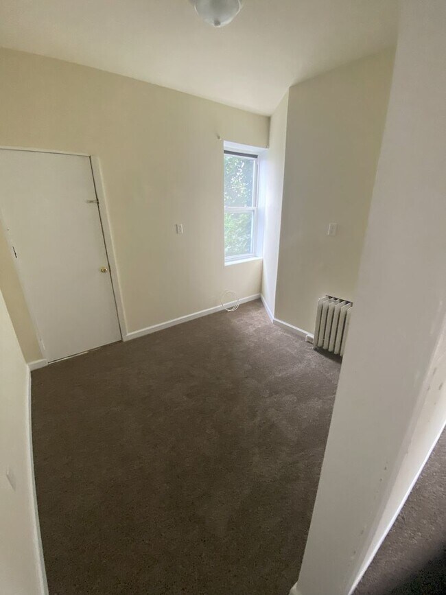 Building Photo - Come see this beauty today