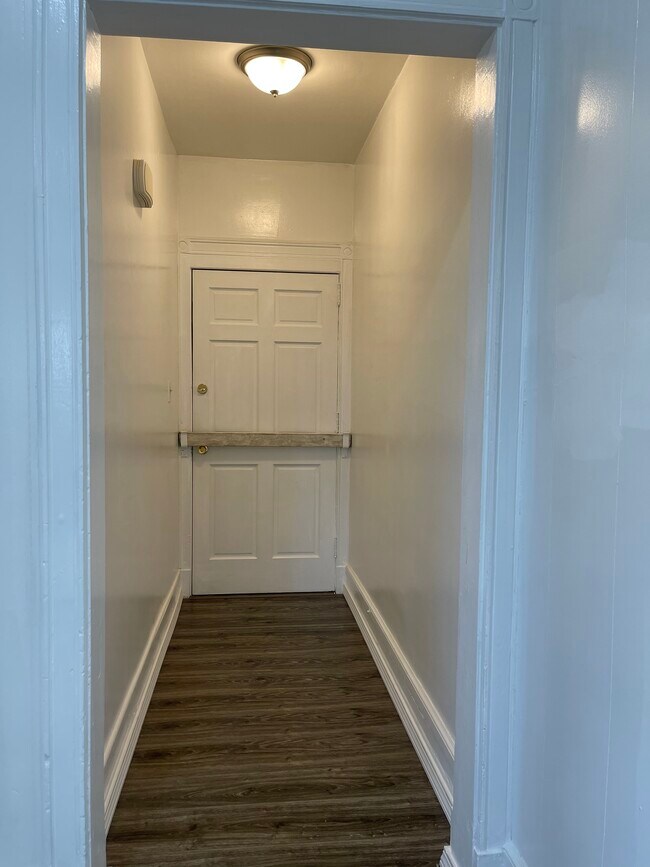 Entryway - 411 Dover St