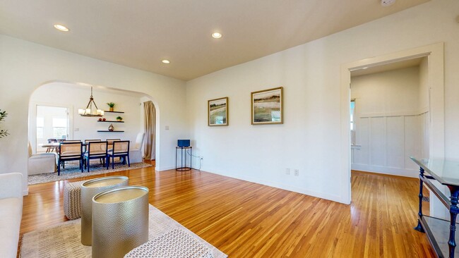 Building Photo - Charming 2 bedroom 1.5 bath plus office ho...