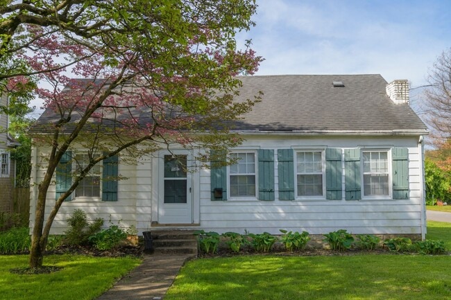 Building Photo - VIRTUAL SHOWINGS AVAILABLE - Cute 3 Bedroo...