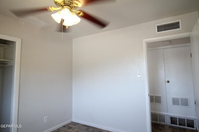 Building Photo - 317 Thunderbird Dr