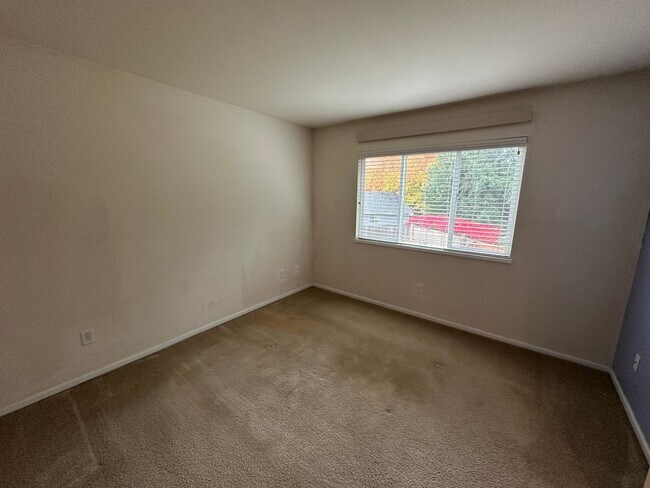 Building Photo - 5459 57th Loop SE
