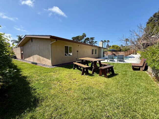 Building Photo - Luxury Furnished 4 Bedroom Home with Pool ...