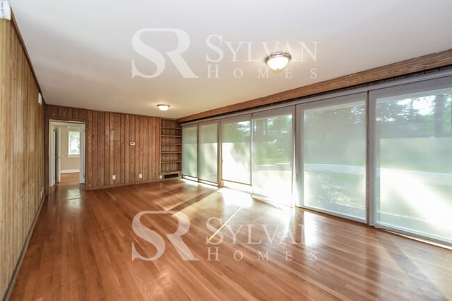 Building Photo - Enjoy one-level living in this 3 bedroom, 2 bathroom ranch-style home