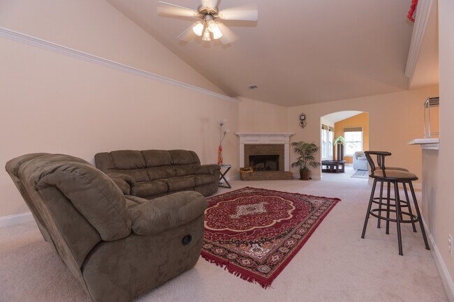 Building Photo - Spectacular 3 Bedroom 2 Bath House in Ocon...