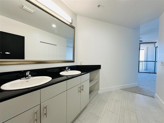 Building Photo - 111 E Washington St