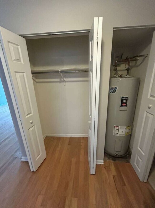 Building Photo - Live the Manayunk lifestyle you’ve been dreaming about — steps from Main Street, minutes from Cen...