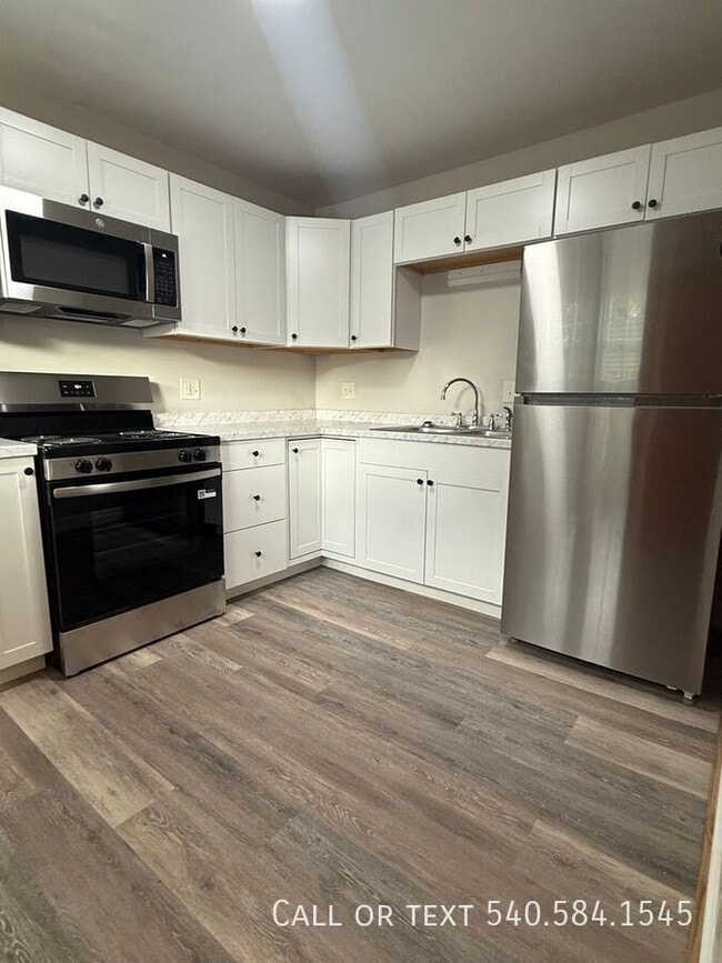 Building Photo - 2314 Wycliffe Ave SW