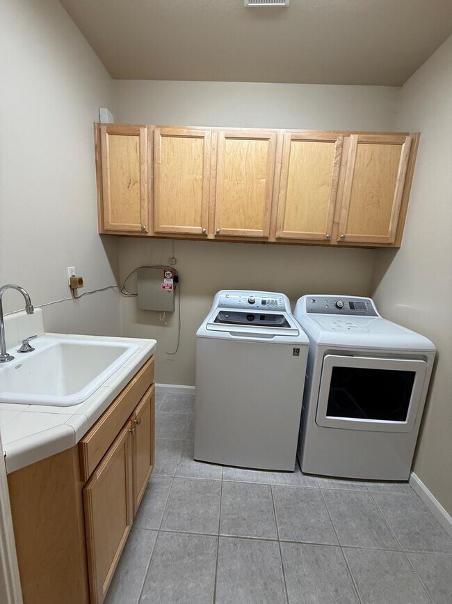 Building Photo - ** Move In Special, $1,000.00 Off First Month's Rent! ** Spacious 4 Bedroom Home for Rent in Desi...