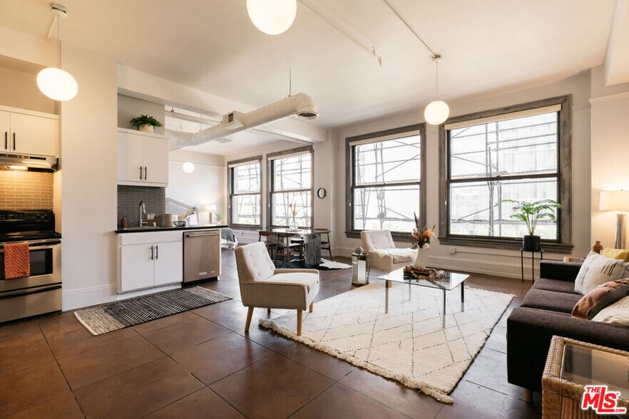 Building Photo - 108 W 2nd St