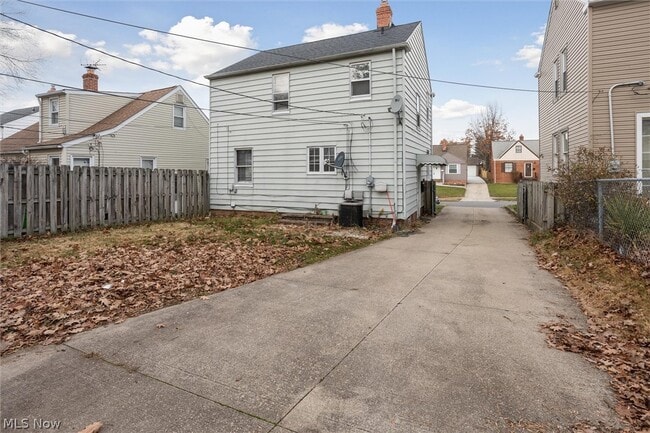 Building Photo - 9504 S Highland Ave