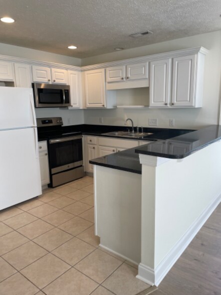 Building Photo - 1016 Hickory Dr