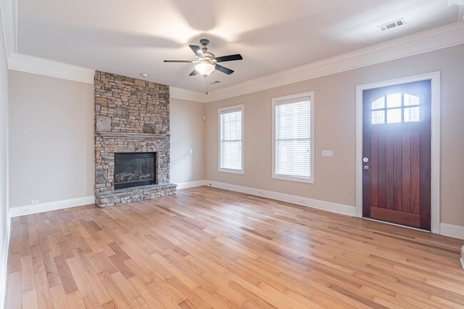 Building Photo - Stunning 4-bedroom, 3.5-bathroom home loca...