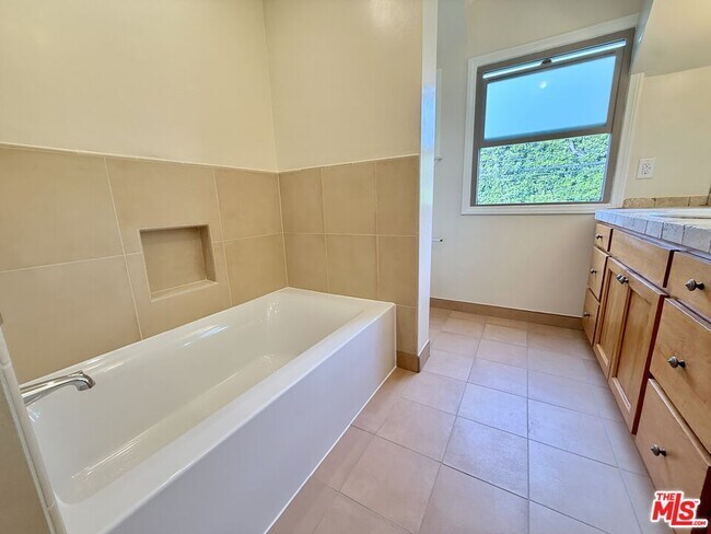 Building Photo - 1227 Ridgeley Dr