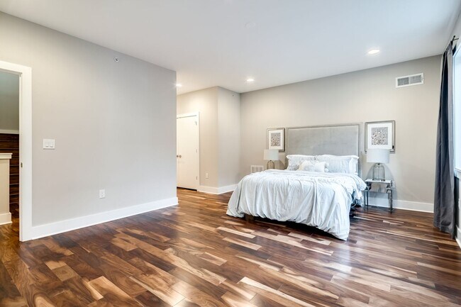Building Photo - Northern Liberties Townhome with Parking