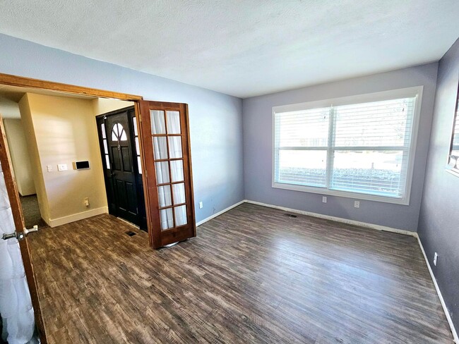 Building Photo - Beautiful 5 Bedroom Home Near the Cherry C...