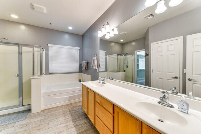 Building Photo - 2313 N Presidential Dr