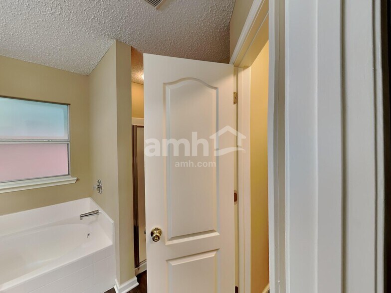 Building Photo - 14028 Crestwick Dr W