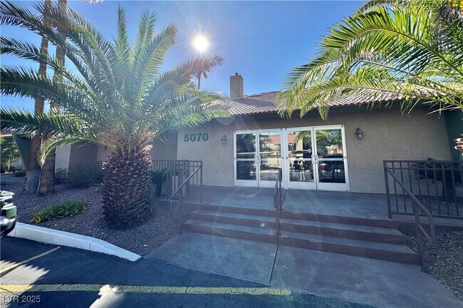 Building Photo - 5422 River Glen Dr