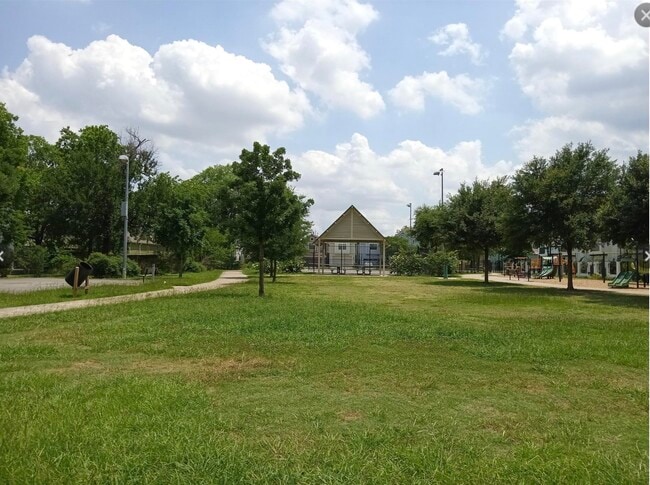 Building Photo - 925 W 23rd St