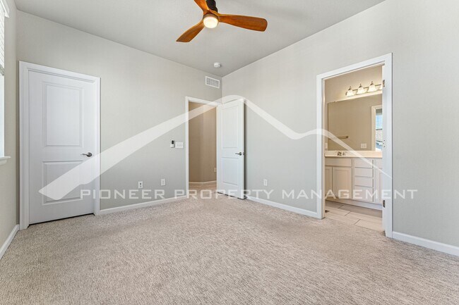 Building Photo - Gorgeous Townhouse with Washer/Dryer and C...