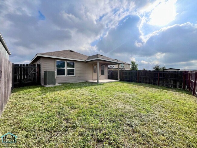 Building Photo - Charming 3-Bedroom, 2-Bathroom Oasis Nestled in the Vibrant Heart of San Antonio, Texas!