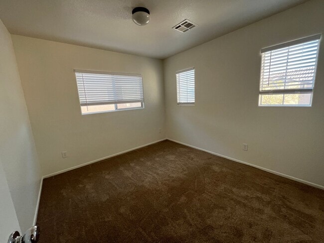 Building Photo - 3 Bedroom / 2.5 Bath Southwest Home