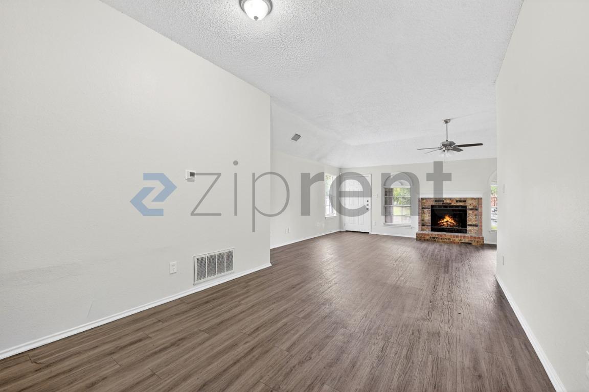Building Photo - Unit