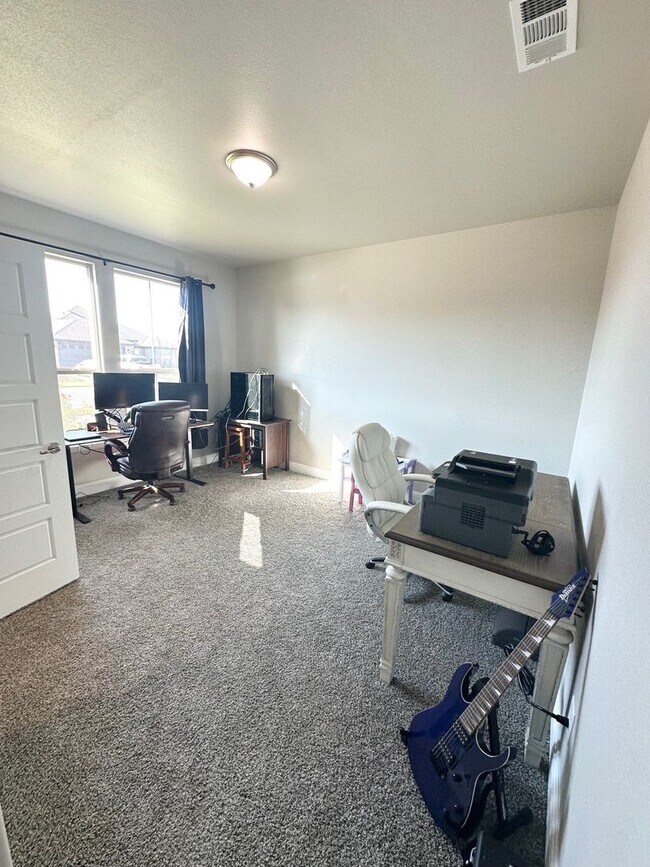 Building Photo - 3 Bed 2 Bath Ready to Rent ASAP!