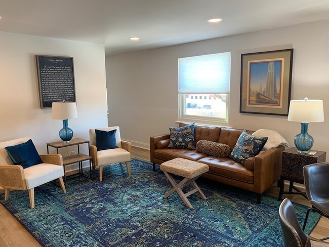 Building Photo - 326 W Main St