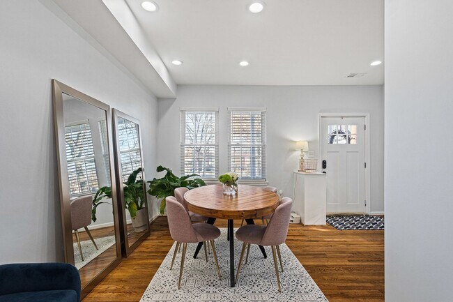Building Photo - Amazing Anacostia Abode!