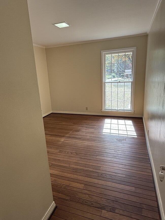 Building Photo - 565 Paris St