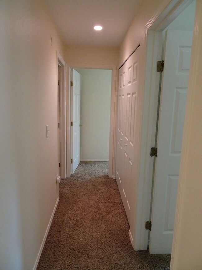 Building Photo - Modern 2-Bedroom Condo in Bellevue’s Merce...