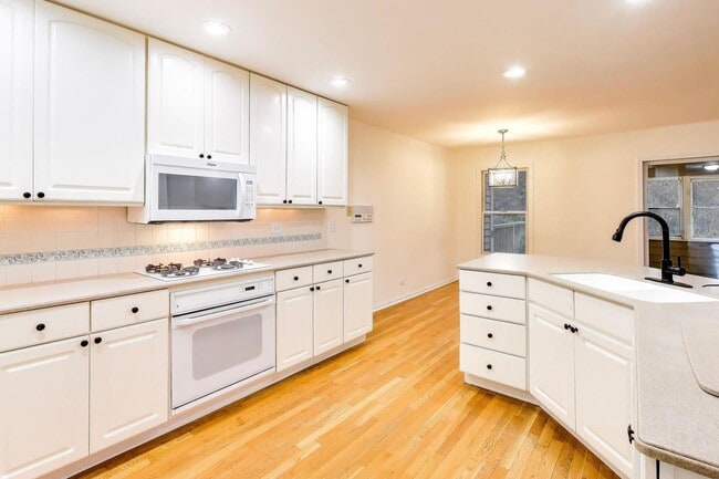 Building Photo - 325 N Water St