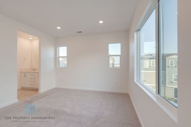 Building Photo - 4 Bed 3.5 Bath Detached House in South El Monte!