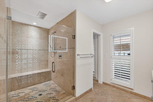 Building Photo - 2213 NE 16th St