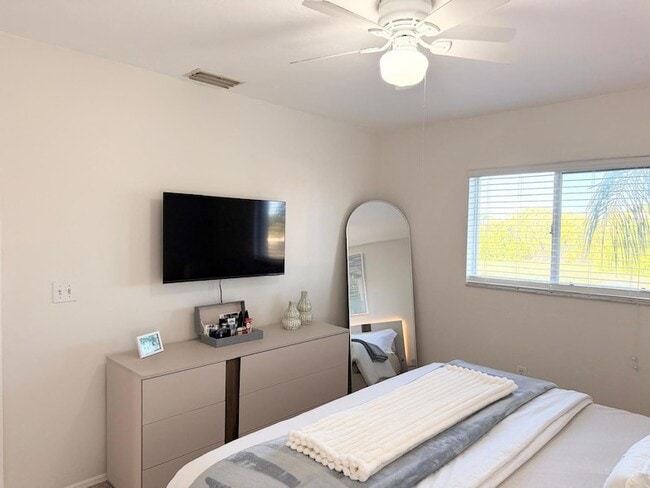 Building Photo - 5027 SW 16th Pl