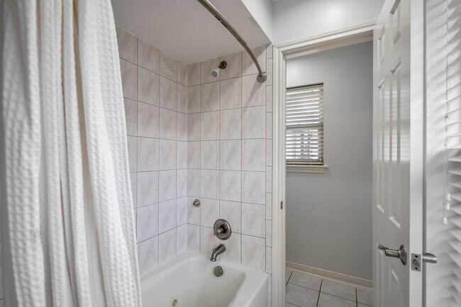 Building Photo - 16611 Brenton Oaks Dr