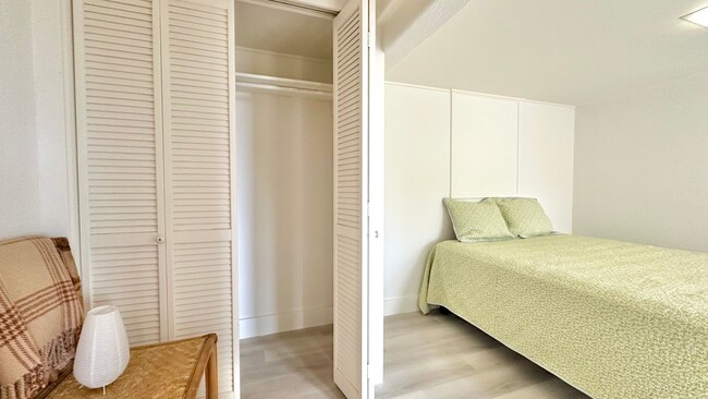 Building Photo - Available NOW - Newly Renovated Studio with 1 Bath & Washer/Dryer in Maunalani Heights!