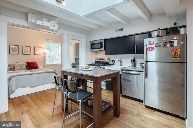 Building Photo - 1320 Pine St