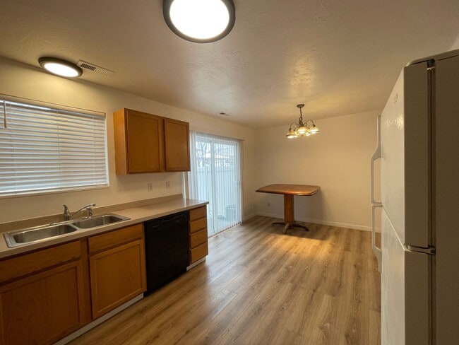 Building Photo - 3 Bedroom Townhome by BYU