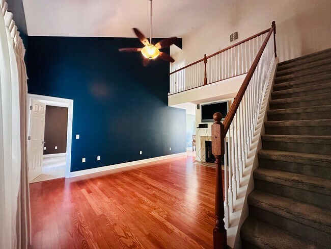 Building Photo - 3 Bedroom 2.5 Half Bath Townhouse with 2 Car Garage